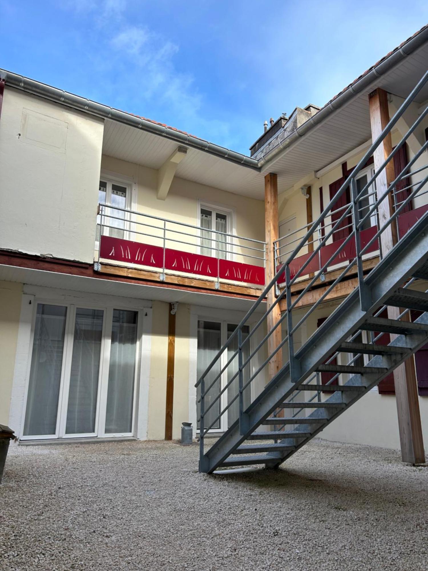 Le Patio : Appartement Chic 3 Chambres Au Coeur De ポー エクステリア 写真